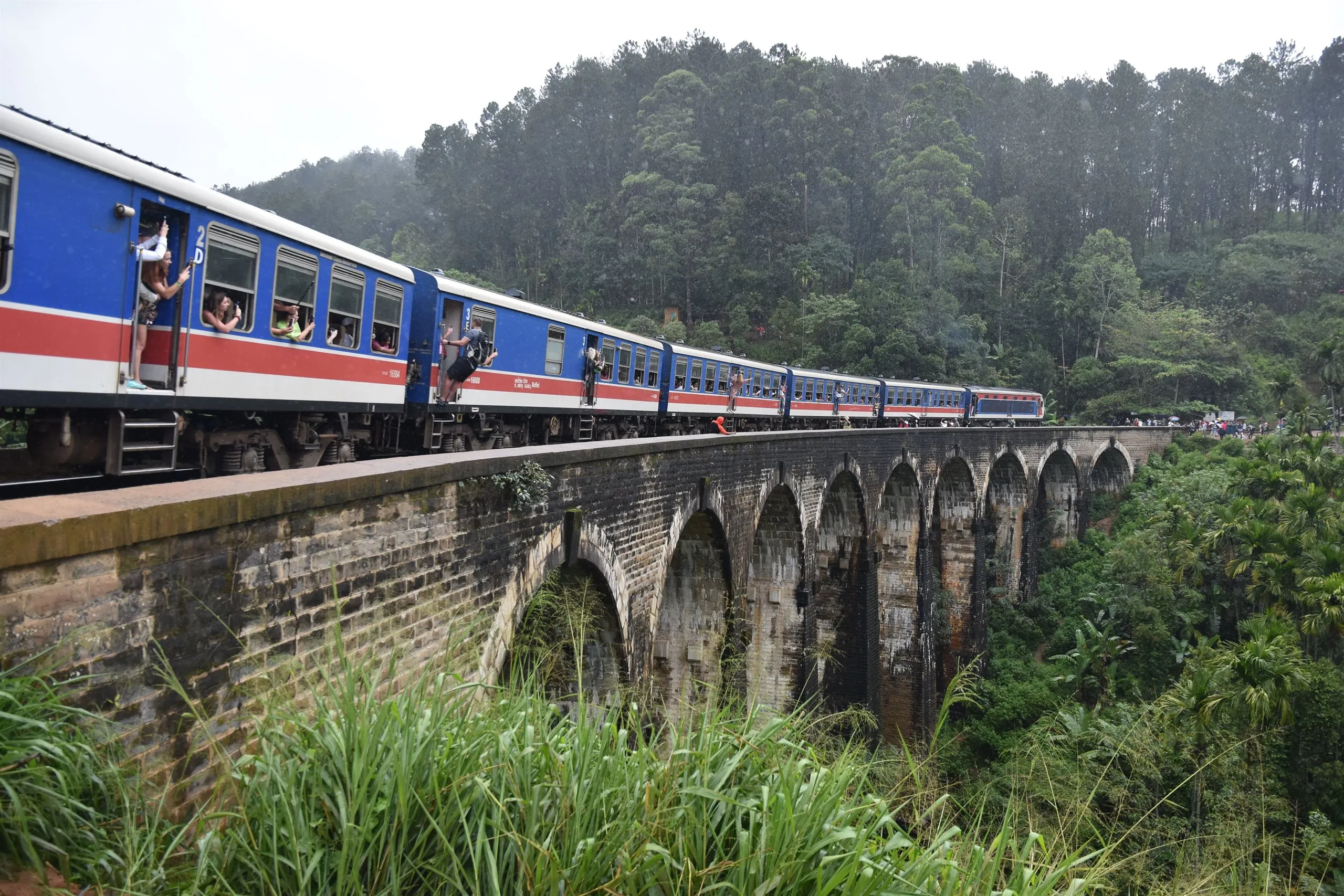 Train crossing the Nine Arch Bridge near Ella
